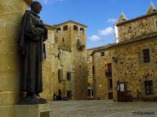 The saint makes sure that in <b>C&aacute;ceres</b> time stands still and the centuries do not pass.