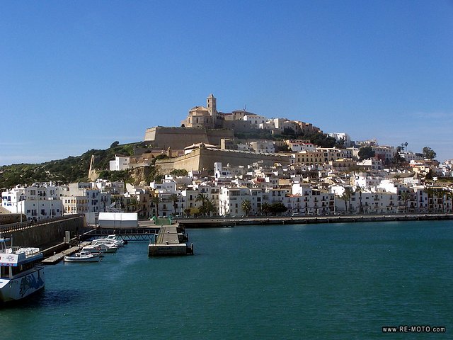 A la vuelta el Ferry pas&oacute; por Ibiza.
