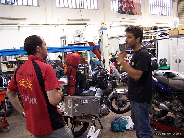 The last check-up of the motorcycles before leaving Spain. At the Yamaha-Dealer TCR in Sabadell.