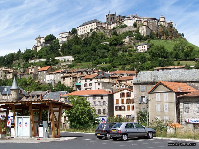 En esta foto se ve el "barrio bajo" y el "barrio alto" de Saint-Flour.