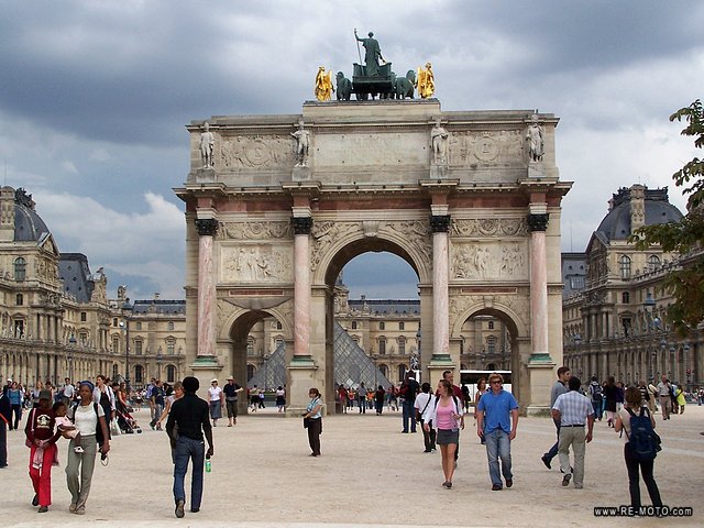 Arc de Triomphe of the Carrousel.
In the back: The Louvre Museum.