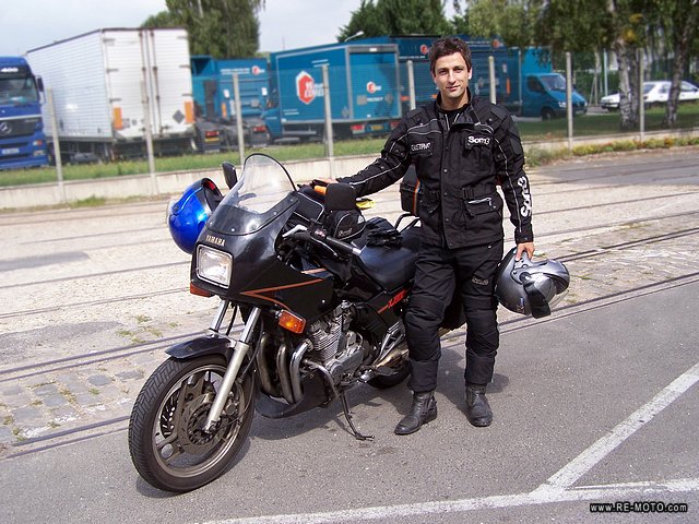 Vicente lent us his Yamaha XJ-900 to travel to Belgium.