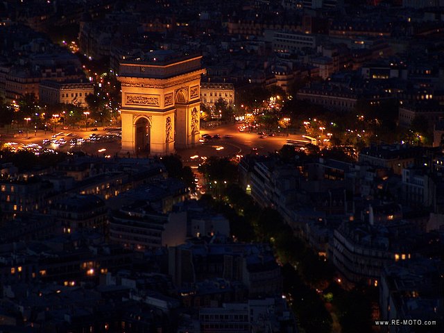 Una vista noctura desde la torre Eiffel.