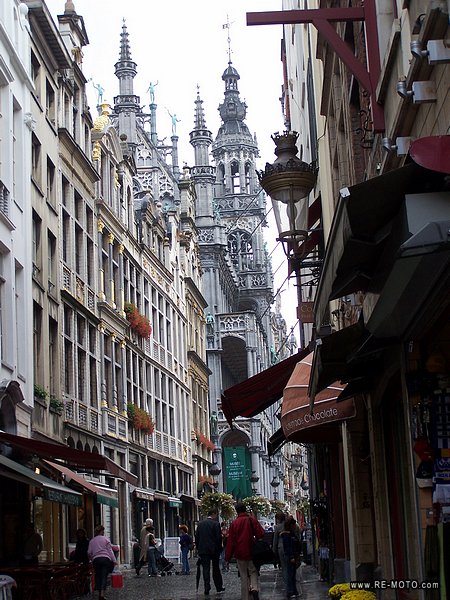 Las calles de Bruselas invitan a tomarse un cafecito.