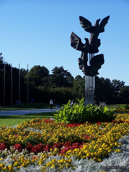 Monumento a las tres generaciones posteriores a la guerra, en Szczezin.