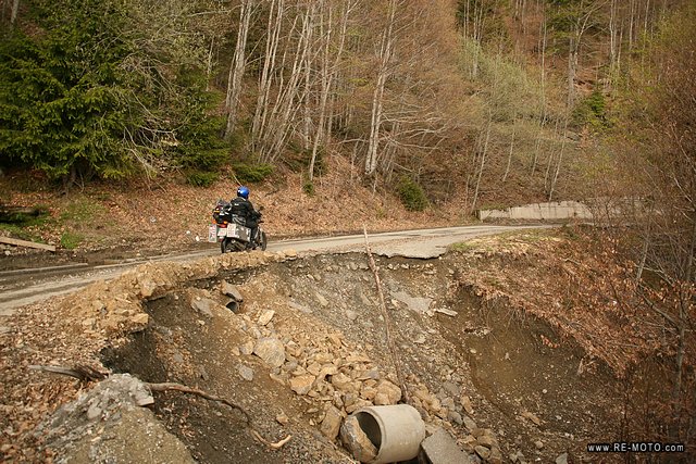A landslide leaves only half of the road.