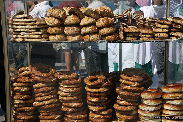 Simit, circular bread decorated with sesame seeds.