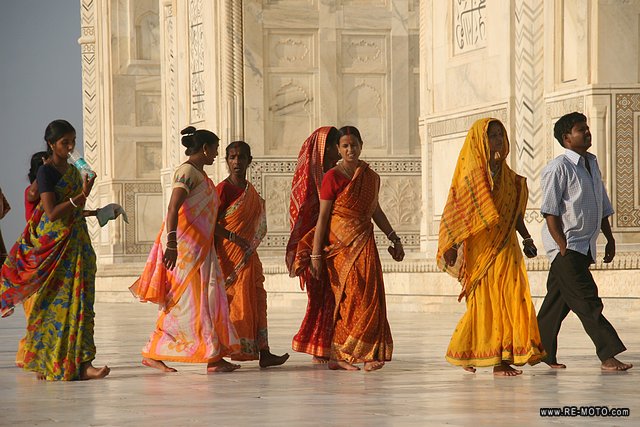 El colorido de lar sopas de las mujeres resaltan contra el Taj.