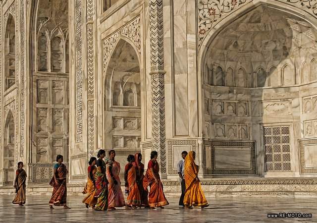 The color that marble gives to the Taj is quite difficult to explain: it resembles a drawing.