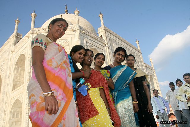El sari es un vestido tradicional usado por millones de de mujeres en la India.