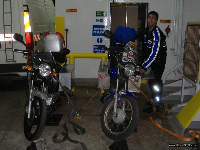 Asegurando las motos en el Ferry hacia Mallorca.