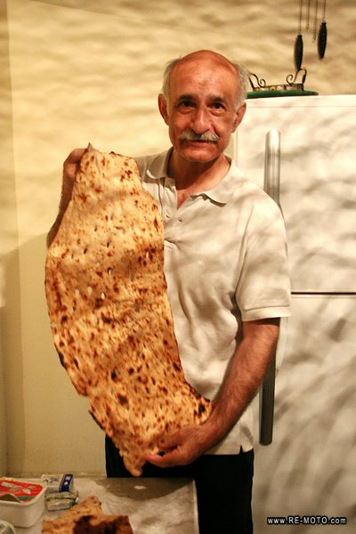Nos mudamos a casa Mr Shafii, quien compra un pan persa para el desayuno.
